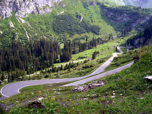 Kehren am Klausenpass